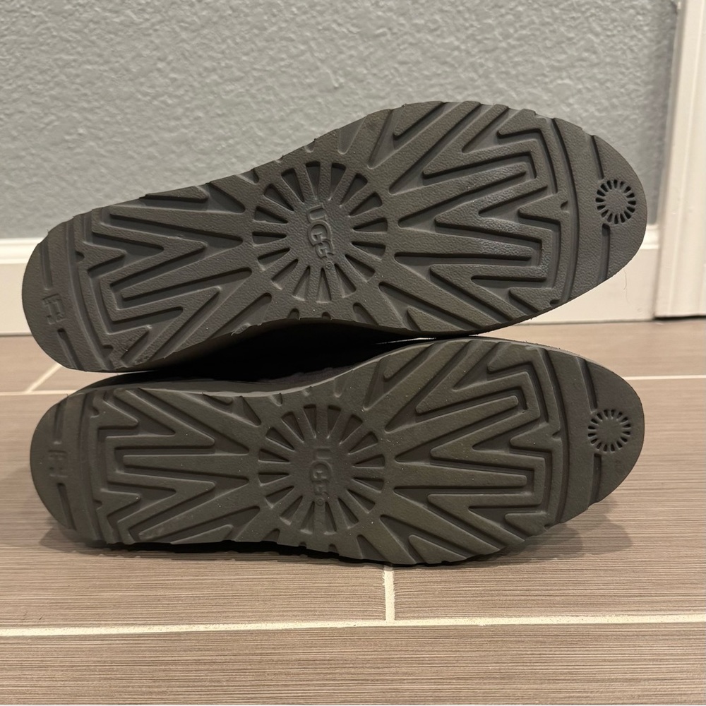 UGG W Amie Grey Boots - Picture 3 of 11